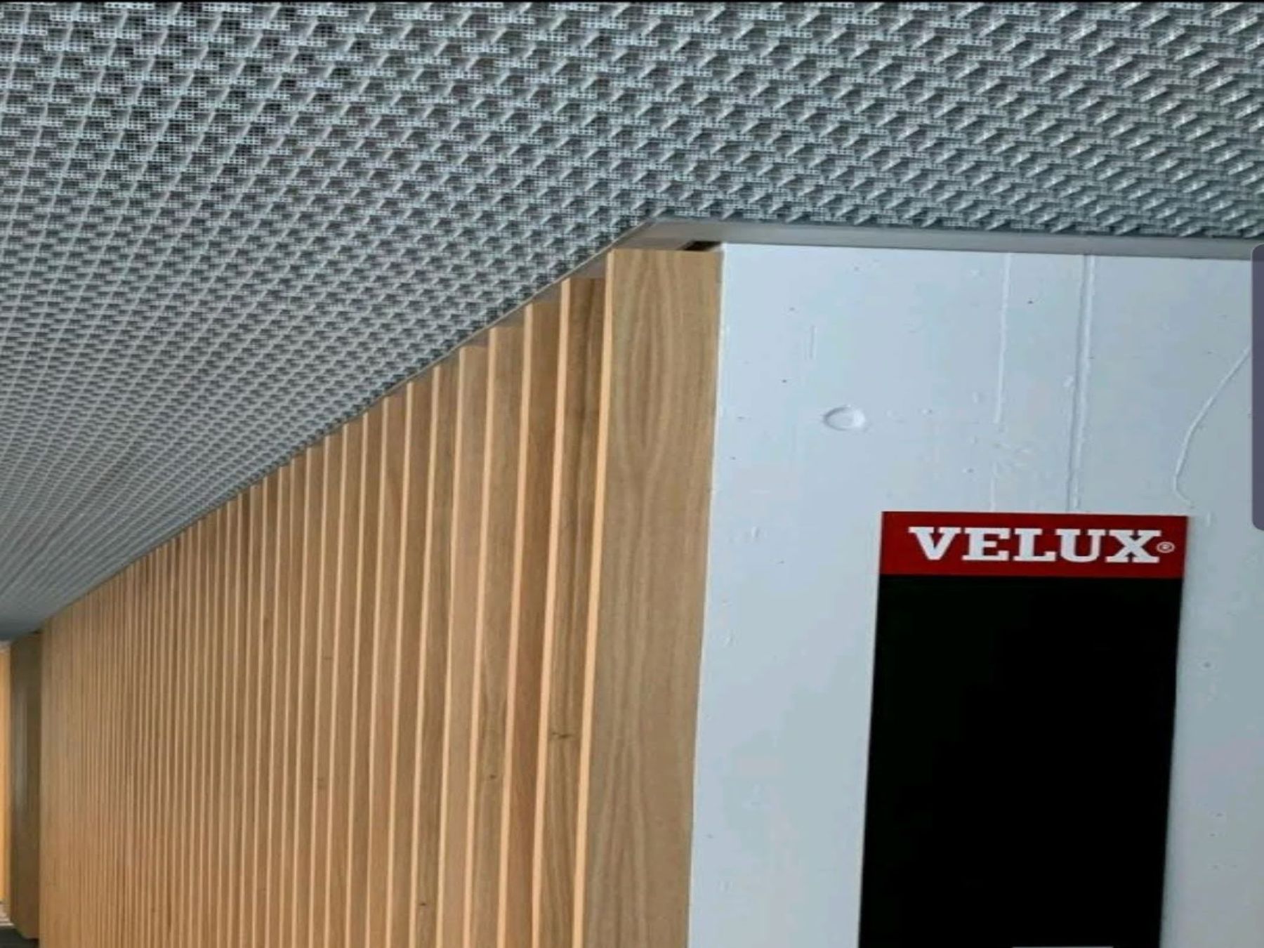 Rasterdecke über Holzlamellen-Wand