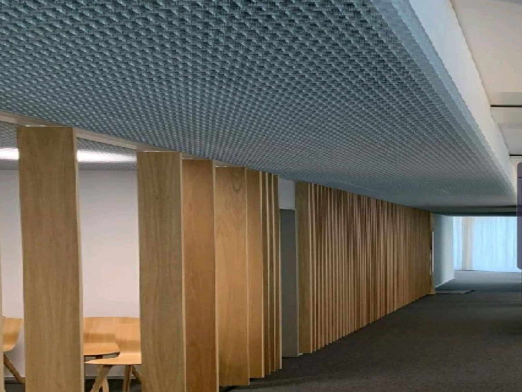 Rasterdecke im Grossraum