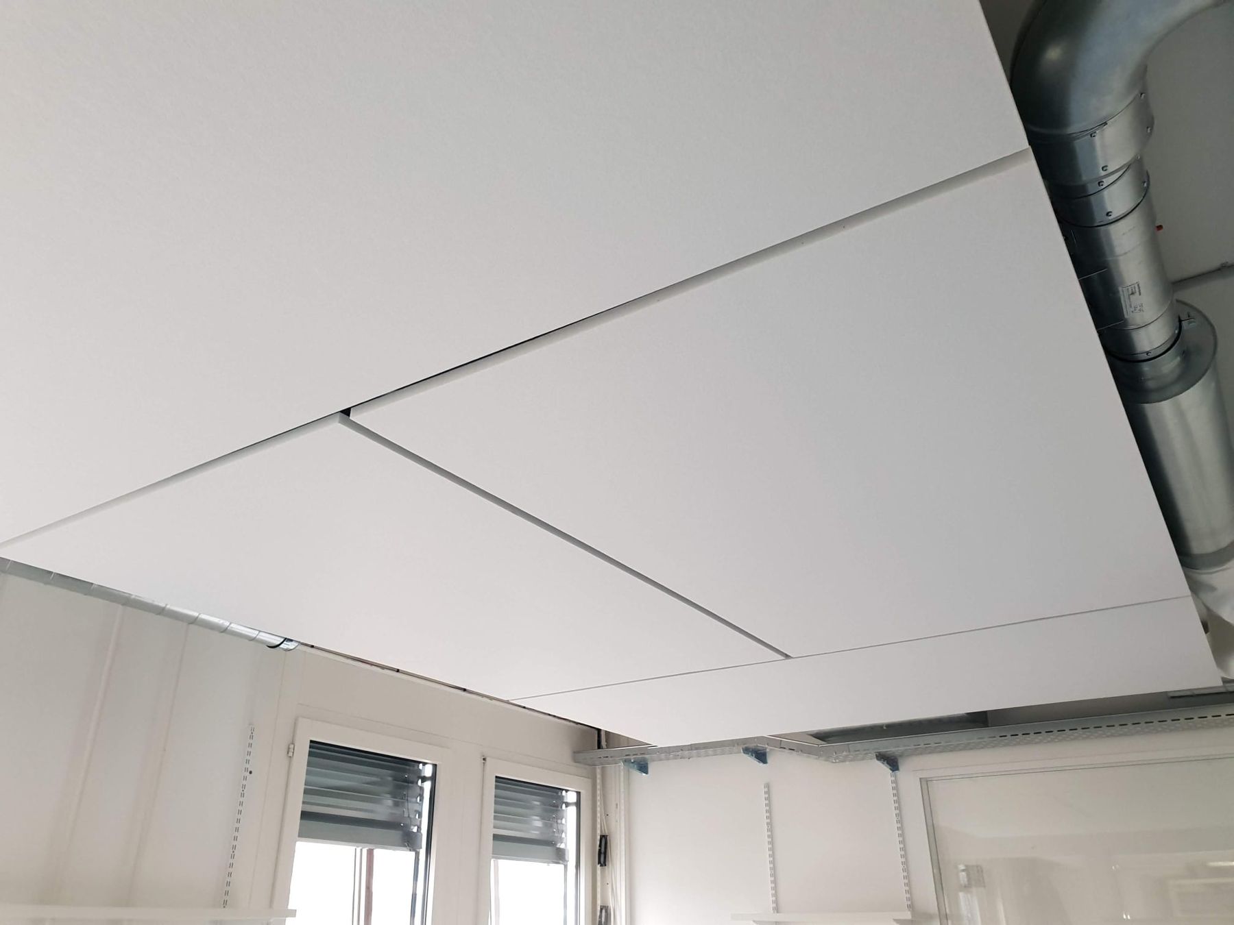 Weisse Deckensegel im Labor