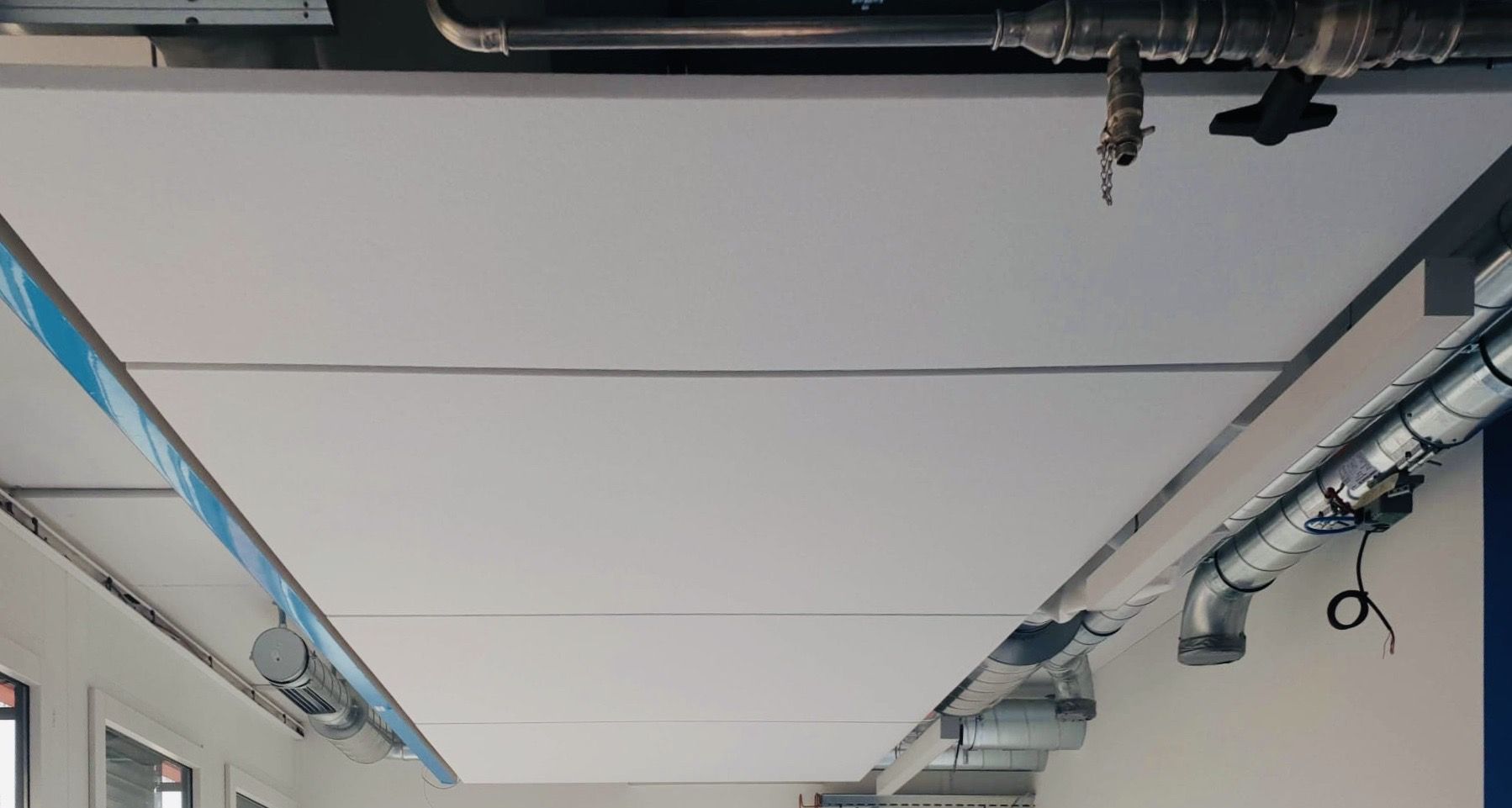 Deckensegel mit sichtbarer Haustechnik