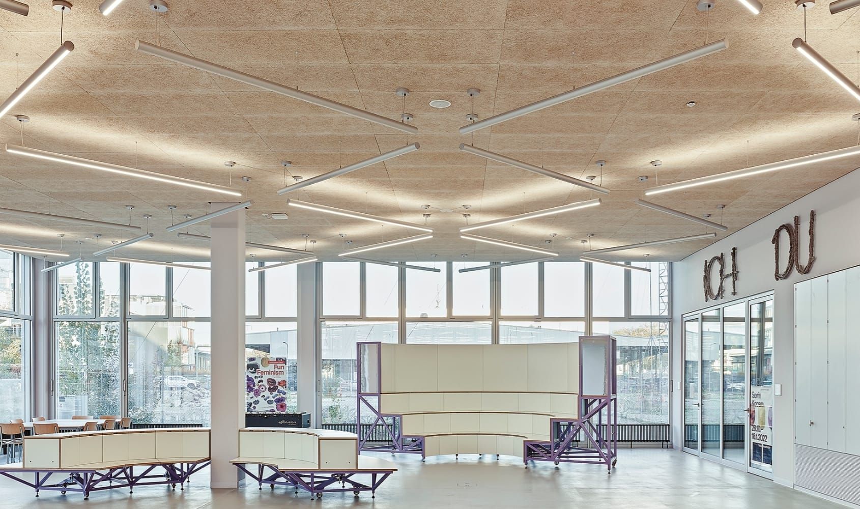 Aula Campus Glattal mit Holzwolledecke