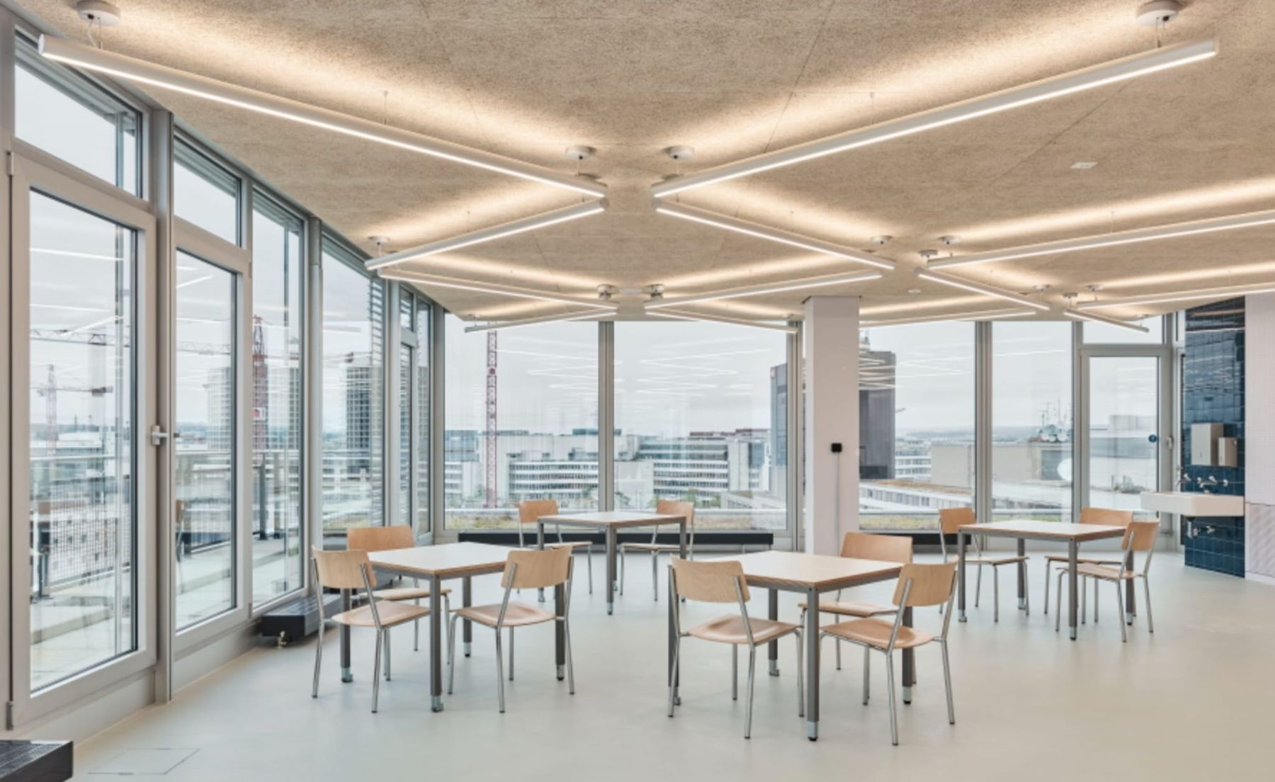 Unterrichtsraum Campus Glattal mit Holzwolledecke