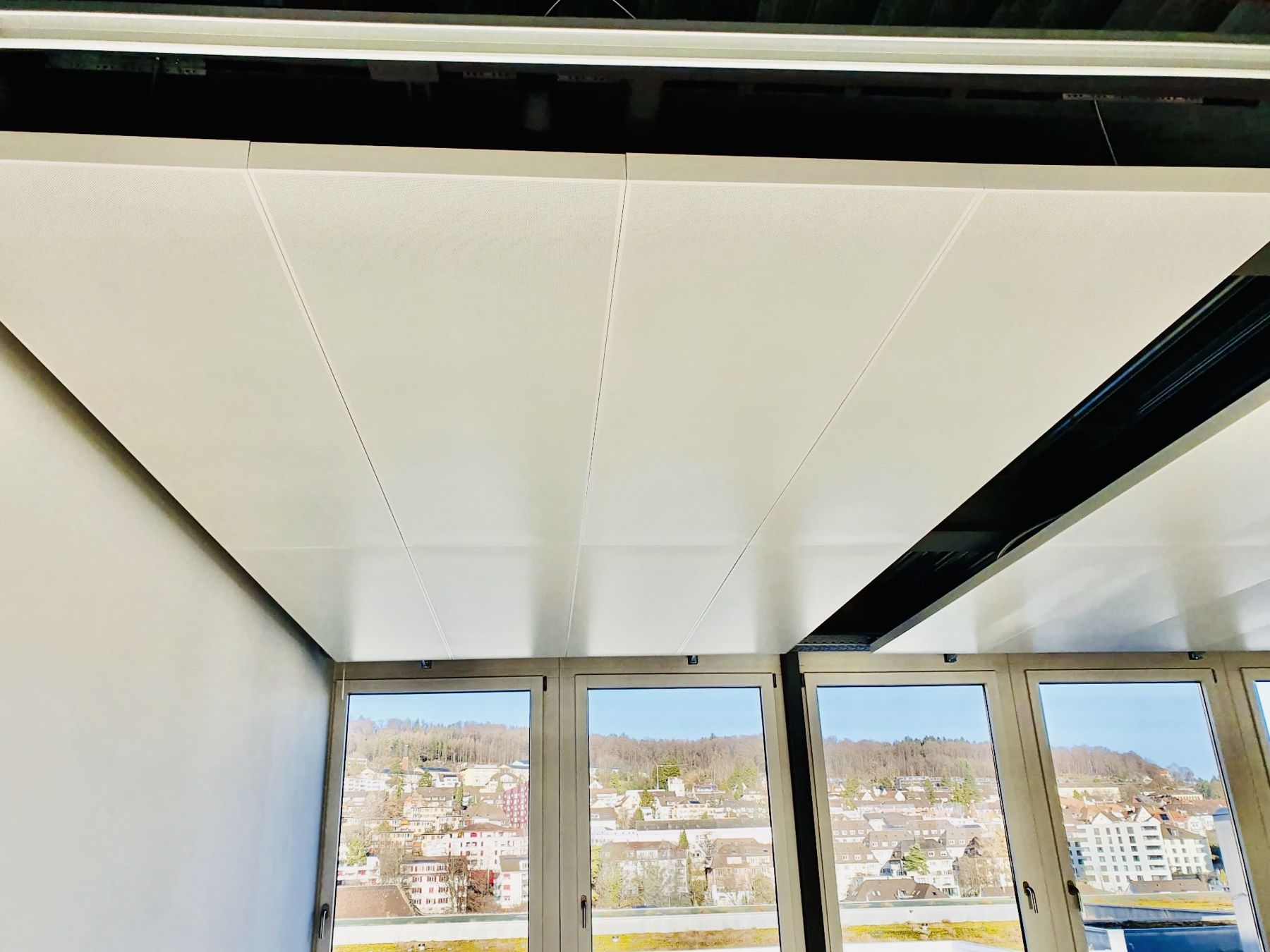 Kühl-Deckensegel mit Blick über Zürich