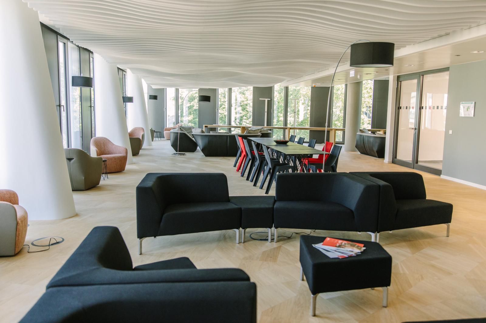 Lounge mit Metall-Paneeldecke