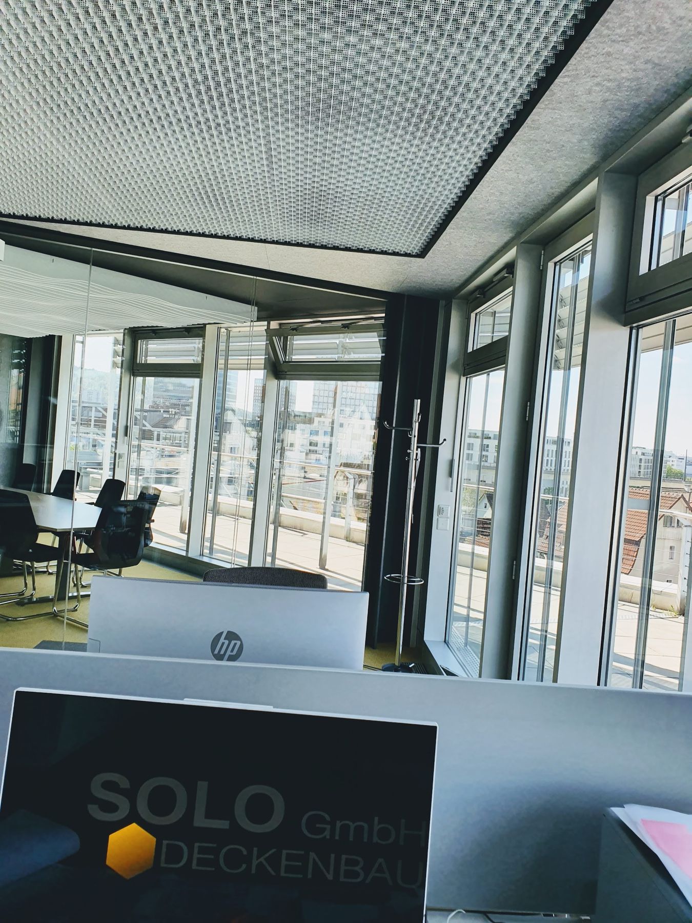 Neue Decke, im Vordergrund ein Laptop mit Solo-Logo