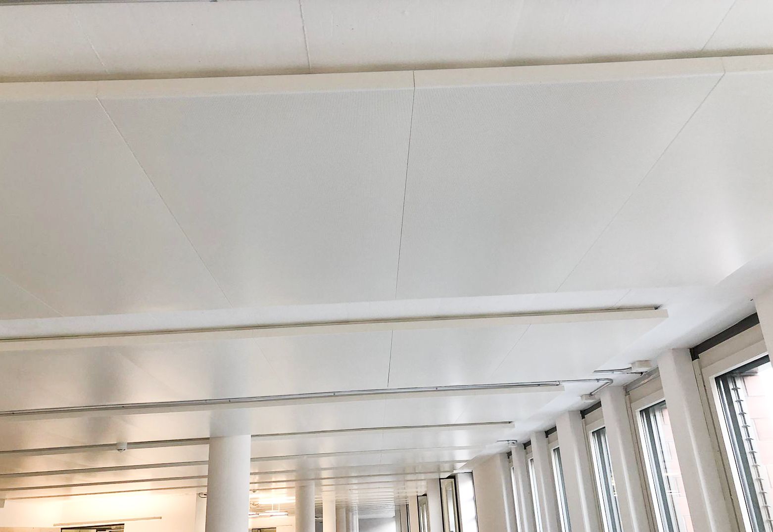 Deckensegel über Fensterfront, UBS Jazz Biel