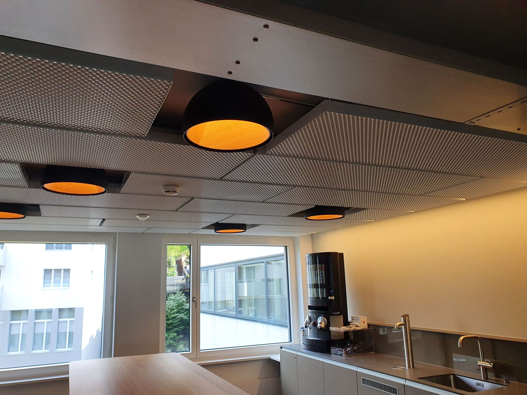 Büro mit Deckensegeln und Pendelleuchten
