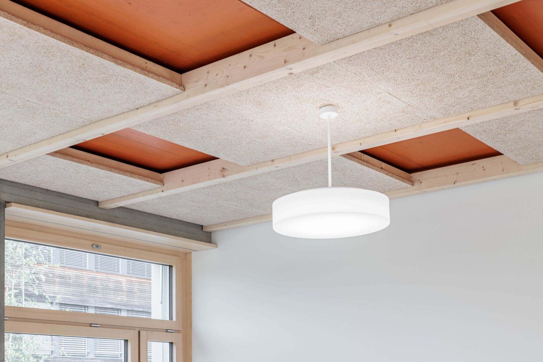 Schulzimmer mit Holzwolldecke und Balkenlage