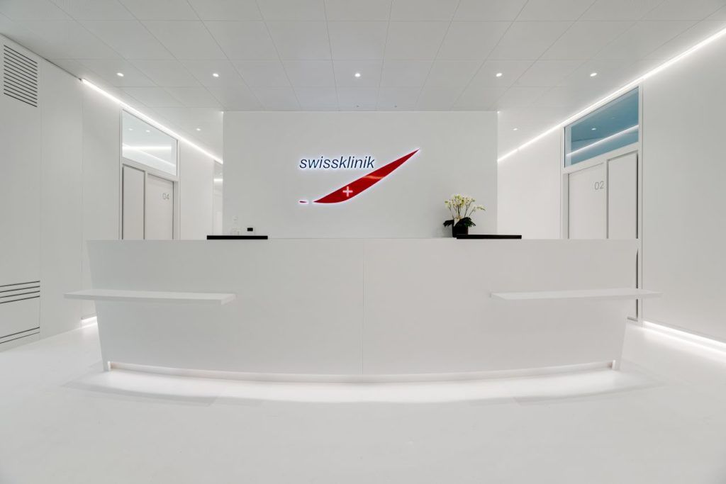 Empfang Swissklinik mit Metalldecke