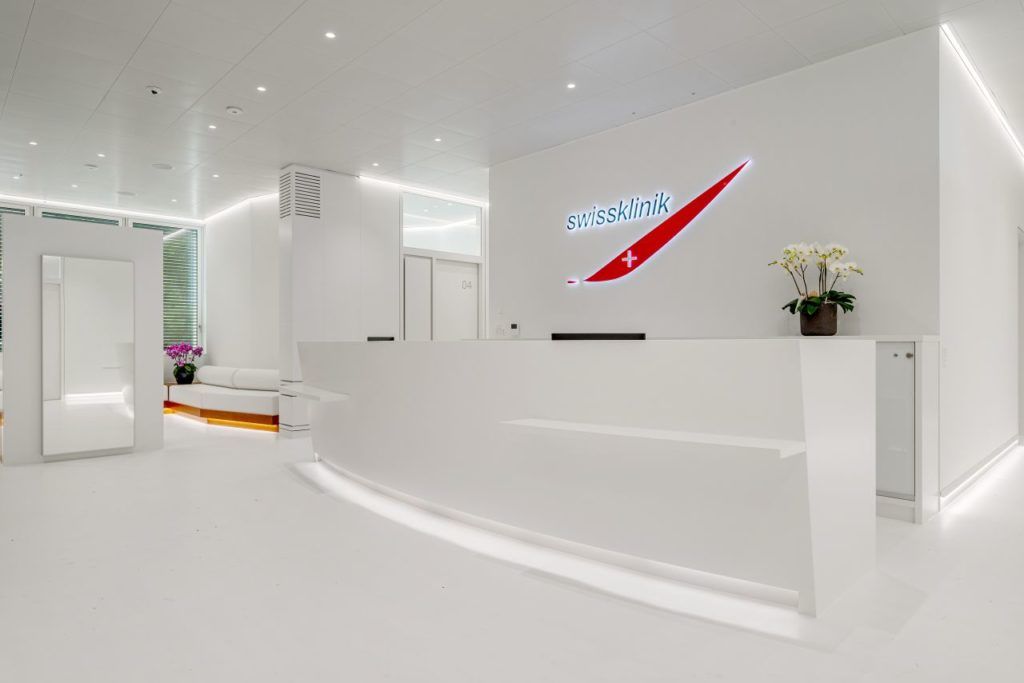 Empfangstheke Swissklinik mit Lichtband