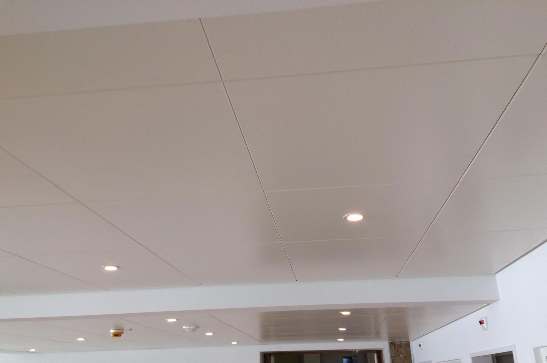 Metalldecke im Büro